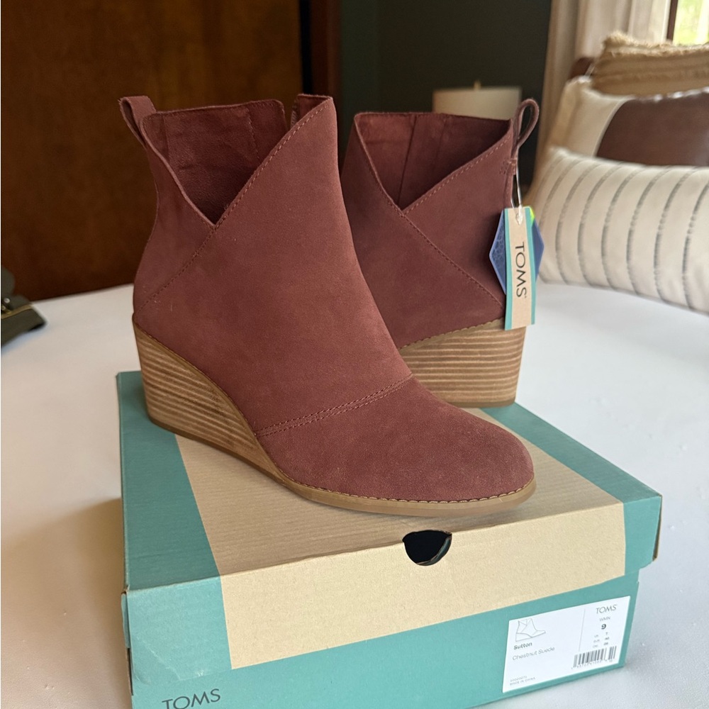 Brand New! TOMS Women's Sutton Chestnut Suede Wedge Ankle Boots